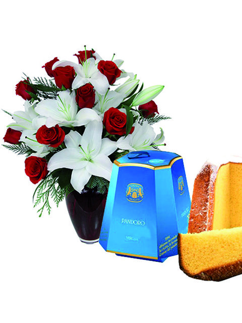 Mazzo di rose rosse gigli bianchi e pandoro