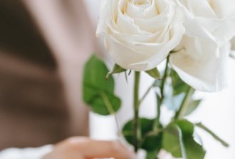 bouquet di rose bianche per esprimere gentilezza