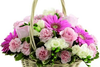 cesto di fiori dai toni rosa